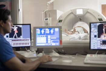 Limitowanie badań znów zagrozi pacjentom. "Nie chcemy umierać w kolejkach"