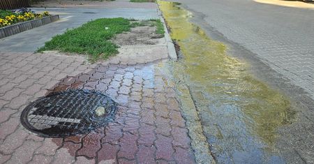 Awaria kanalizacji na Sławinku. Wybiło szambo, nieczystości wylewają się na ulicę [ZDJĘCIA]