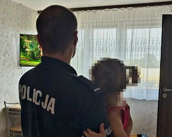2-latka sama przemieszczała się ulicami. Przechodnie zareagowali