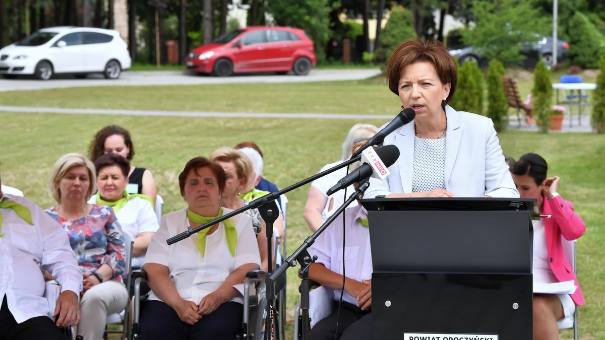 Drzewica, 01.07.2021. Minister Rodziny i Polityki Społecznej Marlena Maląg (P) podczas otwarcia nowego budynku Domu Pomocy Społecznej w Drzewicy, 1 bm. Minister Marlena Maląg przebywa z wizytą w woj. łódzkim. (mr) PAP/Grzegorz Michałowski