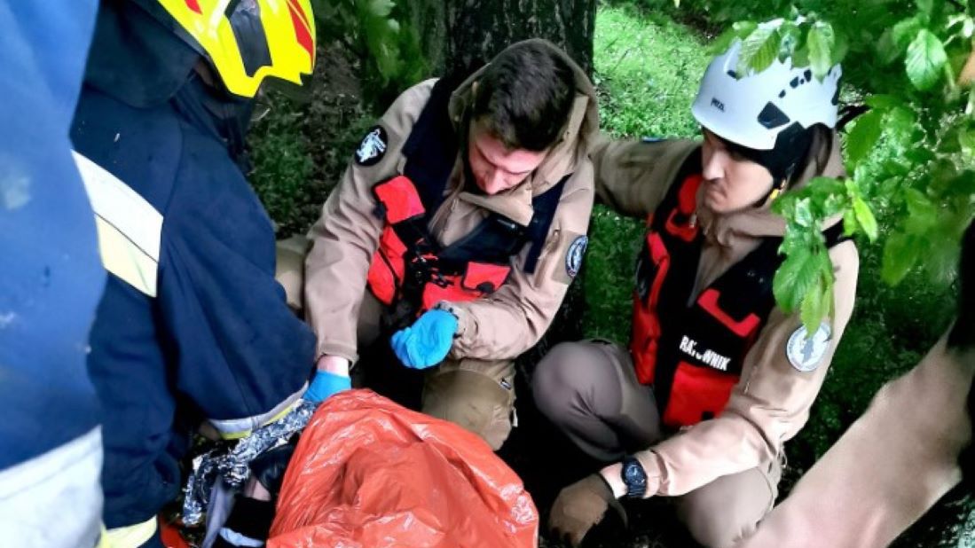 Przy mężczyźnie czuwał jego pies
