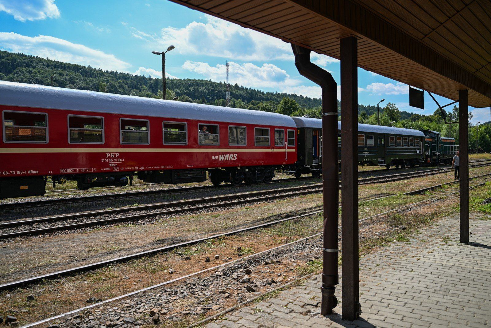 Kursujący z Jasła do Krościenka odrestaurowany &#34;Retro Express Bieszczady&#34; podczas postoju na stacji w Ustrzykach Dolnych, 10 bm.
