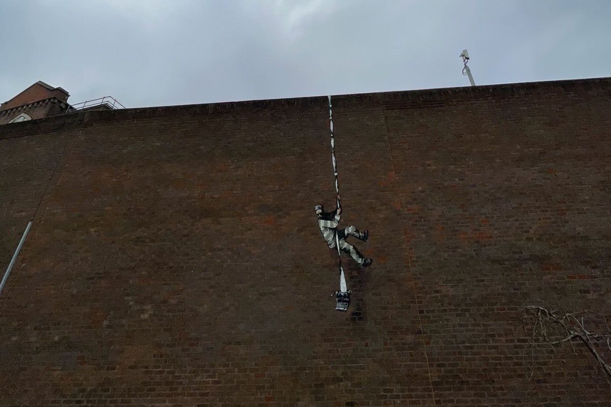 Banksy kontratakuje. Nowy mural na ścianie więzienia