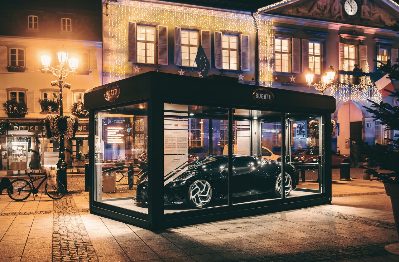 Bugatti La Voiture Noire stanęło w centrum miasta. To najdroższa gwiazdkowa dekoracja