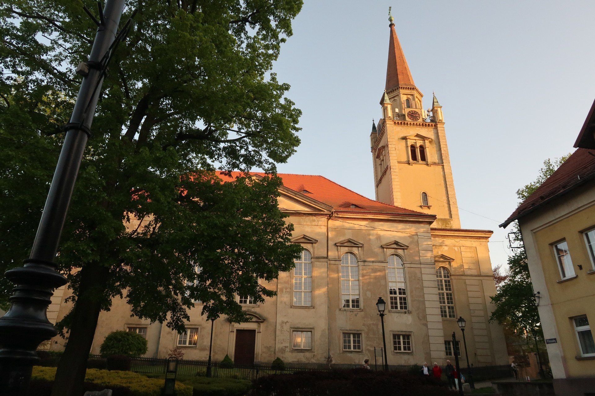 Nim powstał, lokalni ewangelicy spotykali się na mszach polowych na polanie na Niedźwiadkach.