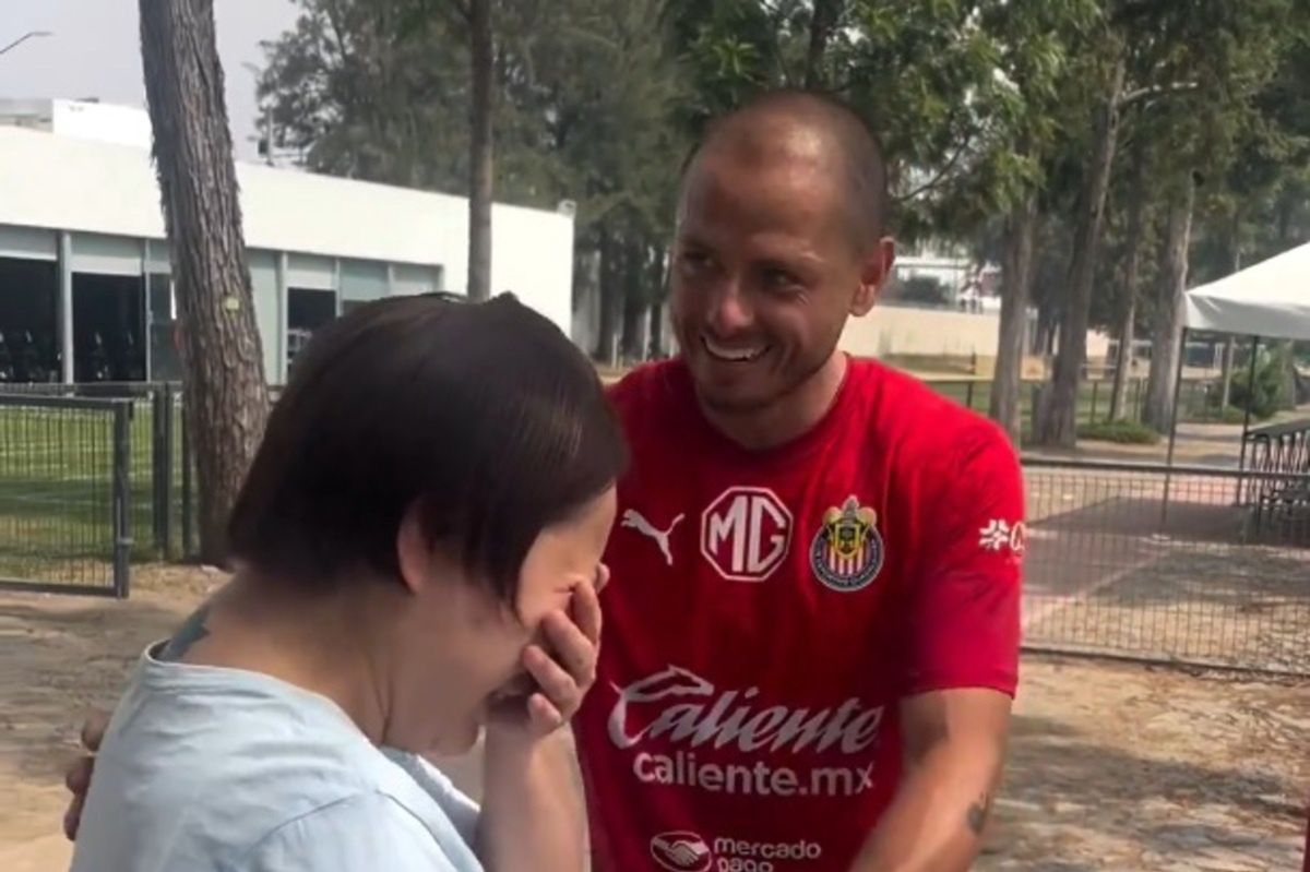 Javier Hernandez tried to calm down a fan from Mexico