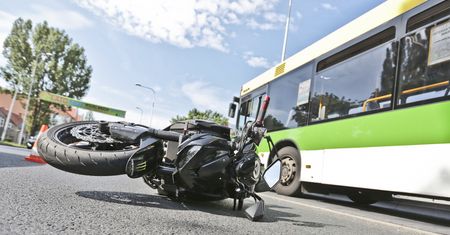 Jak podnieść przewrócony motocykl? Jest na to łatwy sposób