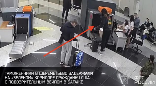 Zdjęcie z monitoringu moskiewskiego lotniska. Widać, jak koszykarka przechodzi przez kontrolę przed odlotem.