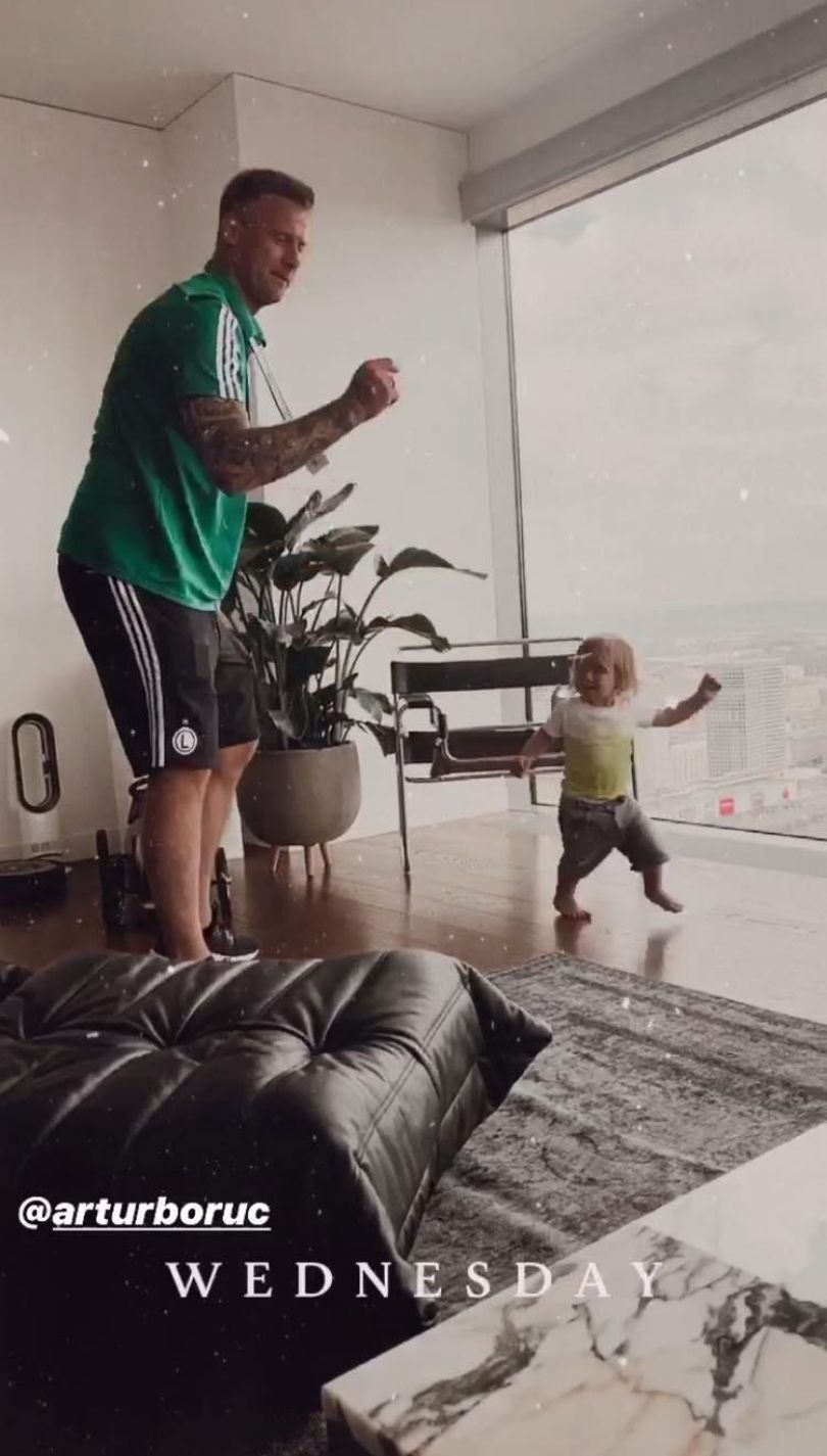 Artur Boruc dokazuje z synem w nowym warszawskim apartamencie