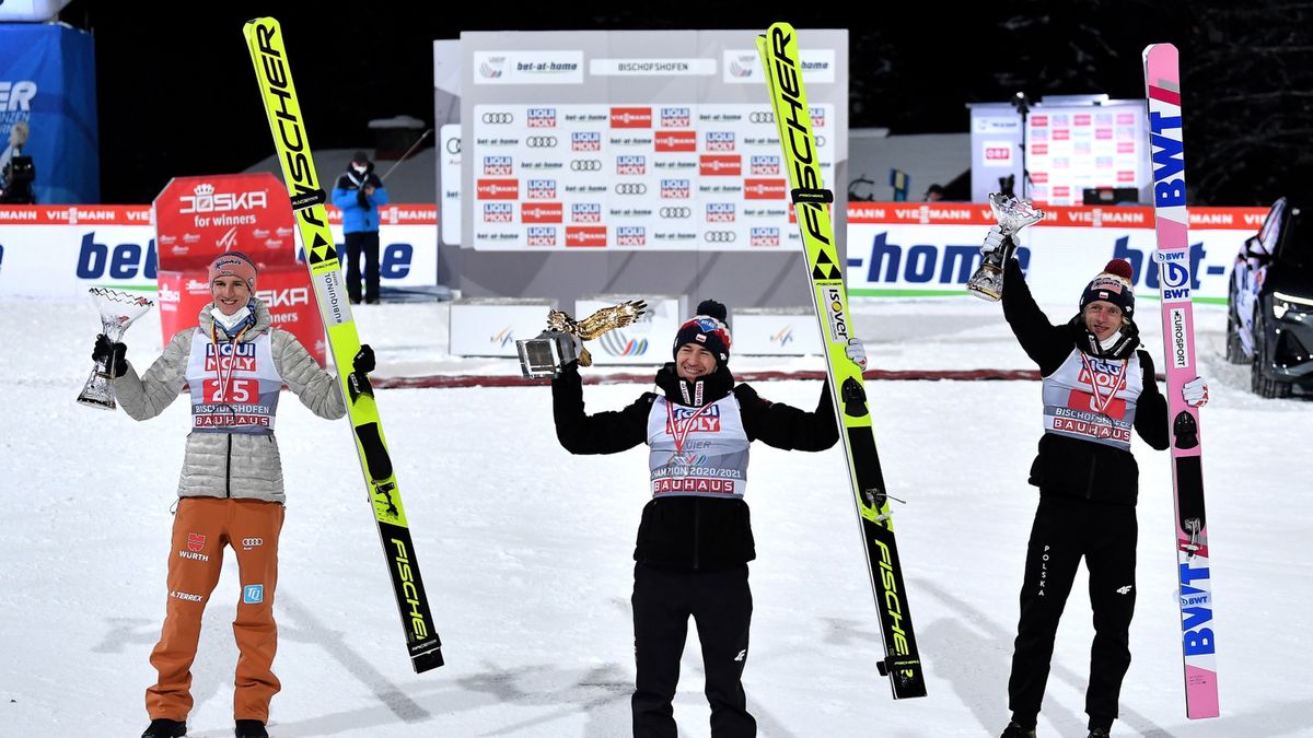 Zdjęcie okładkowe artykułu: PAP/EPA / LUKAS BARTH-TUTTAS  / Na zdjęciu: Kamil Stoch (w środku)