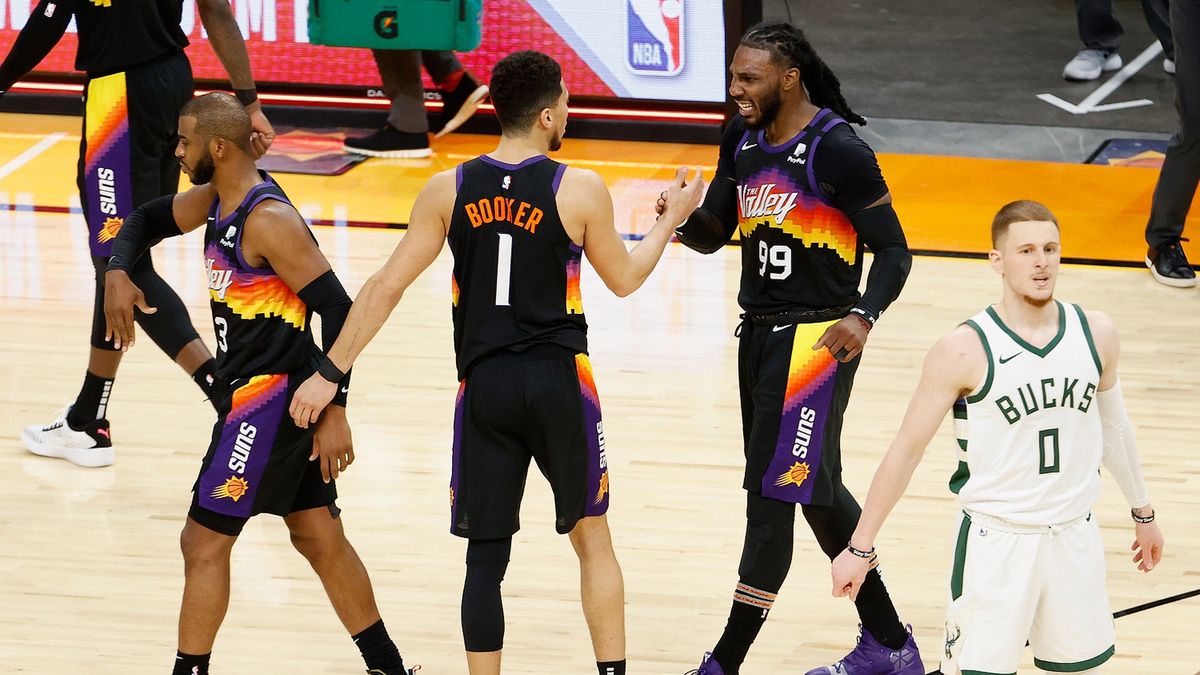 Getty Images /  Christian Petersen / Na zdjęciu: Devin Booker (z lewej) i Jae Crowder 