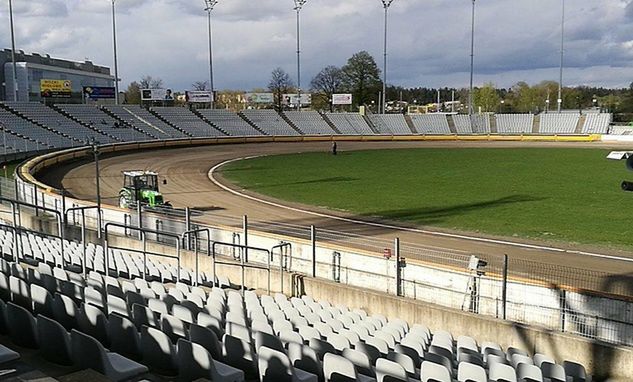 Wokół stadionu widoczne są ciemne chmury.