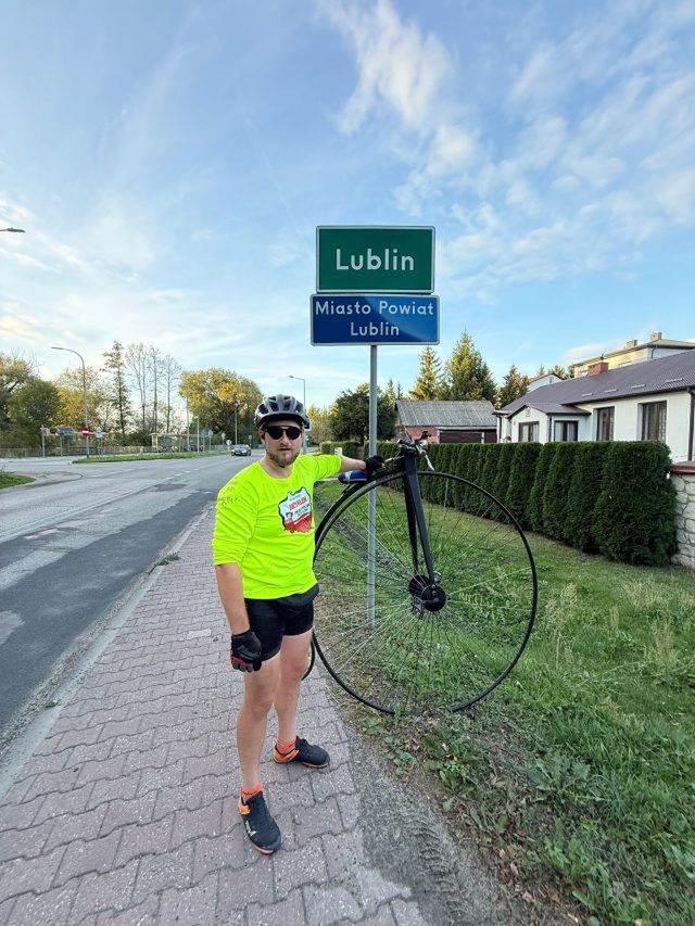 Jedzie bicyklem dookoła Polski, aby zebrać pieniądze na leczenie chorej córeczki. Właśnie dotarł do Lublina (zdjęcia)