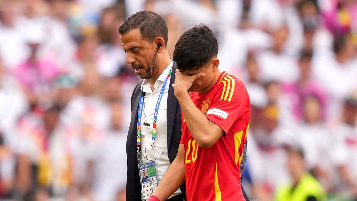 Getty Images /  Alex Caparros - UEFA/UEFA via Getty Images  / Pedri opuszcza boisko po faulu Kroosa 