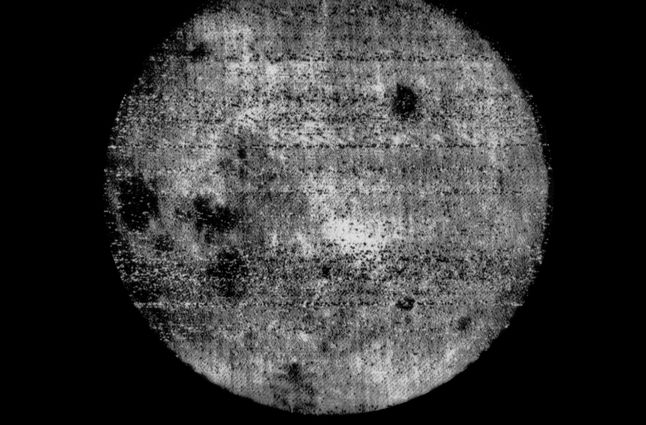 Pierwsze zdjęcie niewidocznej strony księżyca, wykonane przez radziecką sondę Łuna 3 