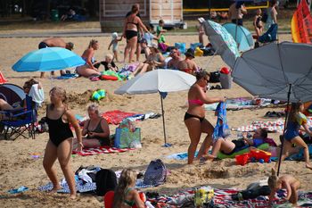 Borków: Tłumy plażowiczów, miłośników kajaków, gokartów i spacerów po molo nad zalewem