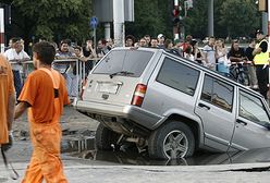 Wypłukało dziurę w drodze