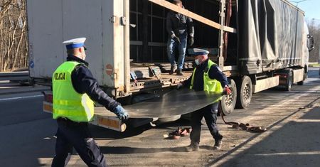 Katowice. Zgubił ostre blachy i zablokował drogę. Na szczęście nikt nie ucierpiał
