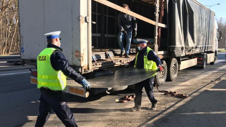 Katowice. Policjanci pomogli uprzątnąć drogę. 