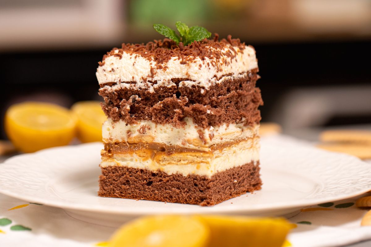 Ciasto warstwowe Cytrynowy Karmelek skrywa wiele niespodzianek. Kto raz go spróbuje, totalnie przepada