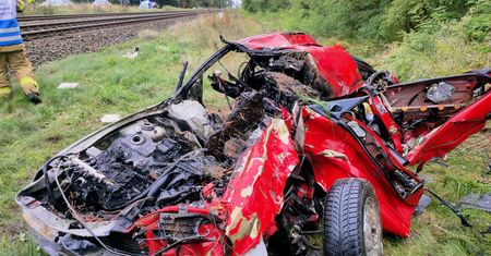 Auto wjechało pod pociąg w Motylewie. W środku matka z dziećmi