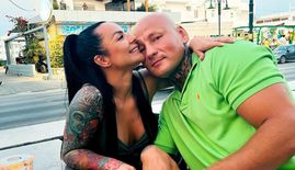 Jest wulkanem energii! Dziewczyna Szpilki w szalonym tańcu