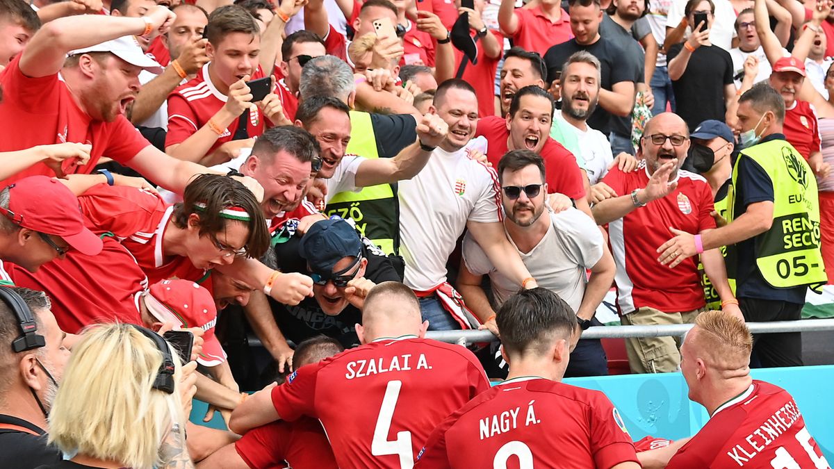 piłkarze reprezentacji Węgier cieszą się z gola