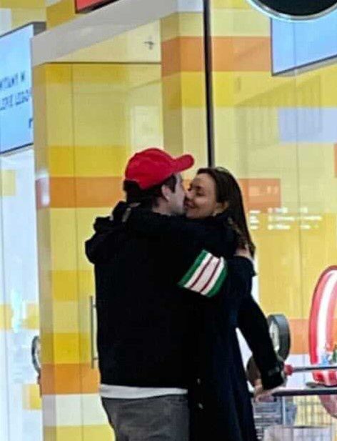Marcela Leszczak i Misiek Koterski CAŁUJĄ SIĘ w centrum handlowym