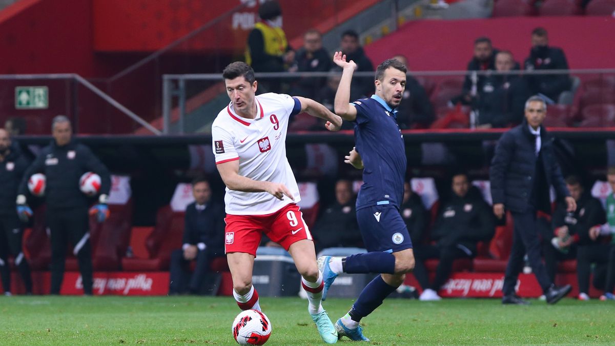 WP SportoweFakty / Anna Klepaczko / Na zdjęciu: Robert Lewandowski (z lewej) walczy o piłkę