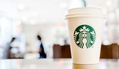 Starbucks najpopularniejszą siecią kawiarni. Latte najczęściej kupowaną kawą (infografika)