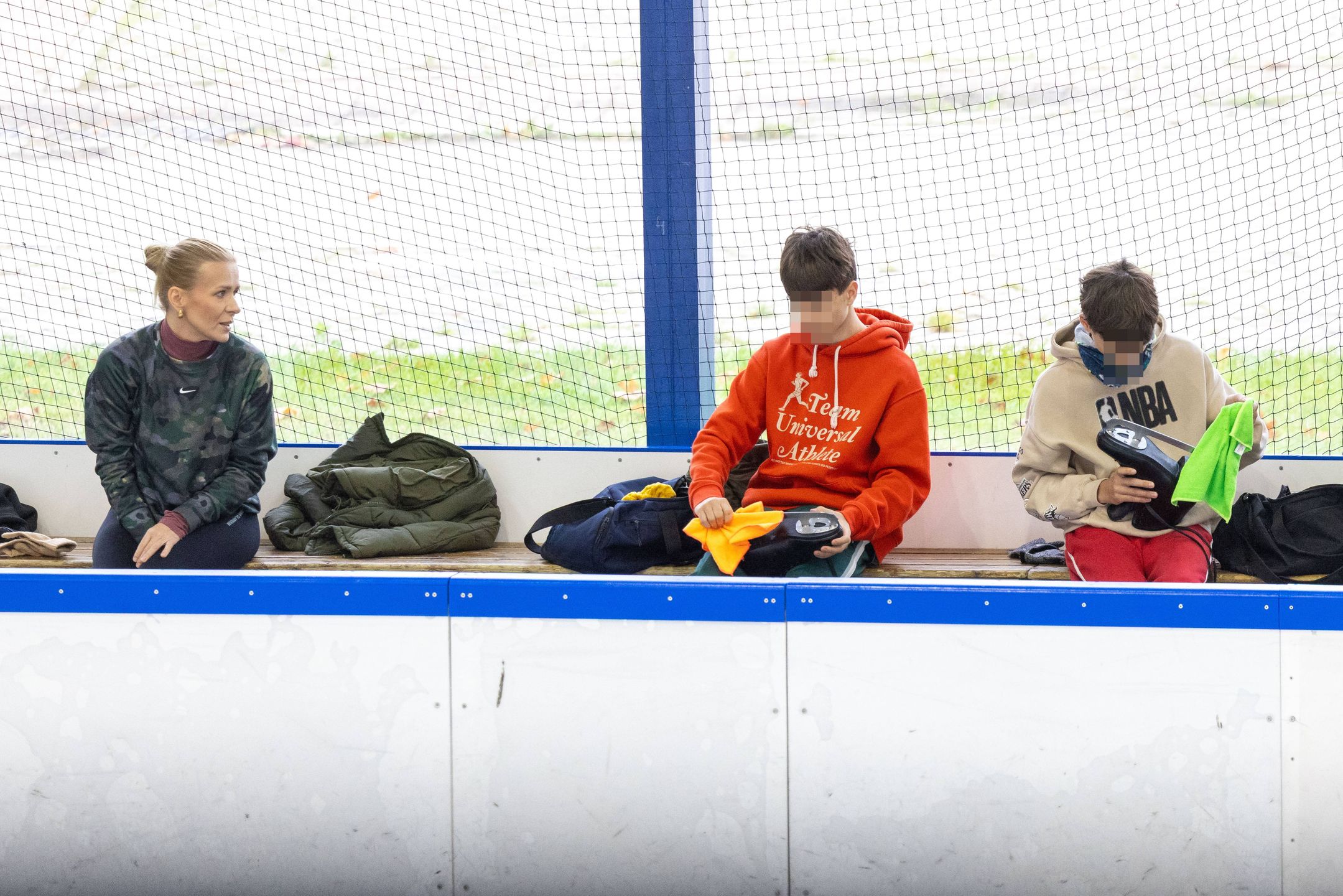 Aneta Zając wybrała się z synami na lodowisko