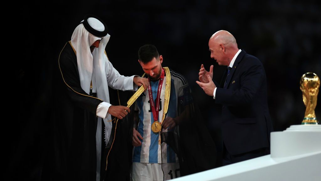 Zdjęcie okładkowe artykułu: Getty Images / Ian MacNicol / Na zdjęciu: Lionel Messi otrzymujący bisht