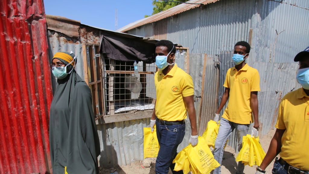 Zdjęcie okładkowe artykułu: Getty Images / Na zdjęciu: pomoc dla chorych na koronawirusa w Afryce