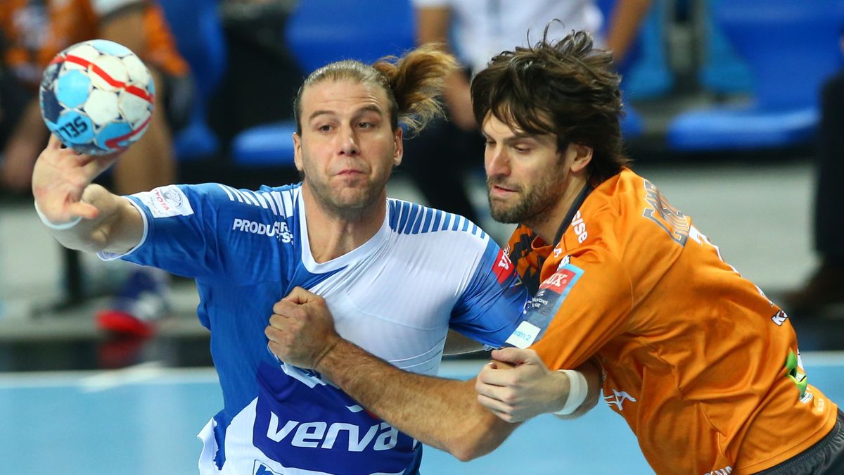 PAP / Piotr Augustyniak / Na zdjęciu: zawodnik Orlenu Wisły Płock Ignacio Moya (z lewej) i Gonzalo Martias Carou Marcel (z prawej) z Abanca Ademar Leon