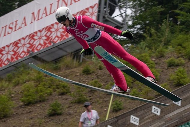 Na zdjęciu Piotr Żyła w różowym kombinezonie podczas konkursu indywidualnego LGP 2018 w Wiśle. Fot. Kacper Kolenda/WP SportoweFakty