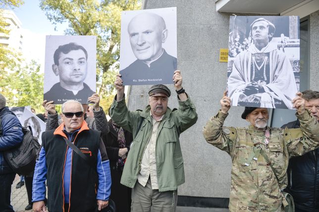 Protestujący na pogrzebie Jerzego Urbana