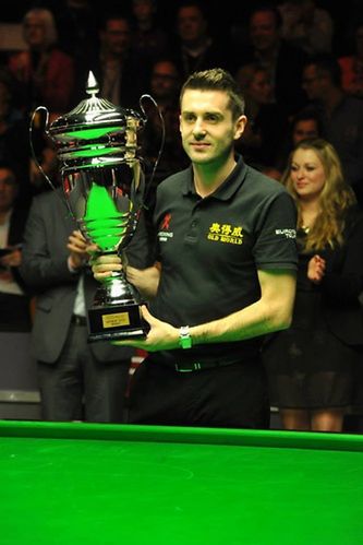 Mark Selby z okazałym pucharem za zwycięstwo w Antwerp Open