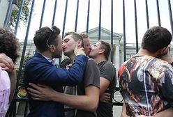 Homoseksualiści całowali się przed ambasadą Rosji