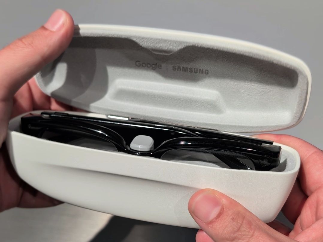 Okulary AI Samsunga w etui