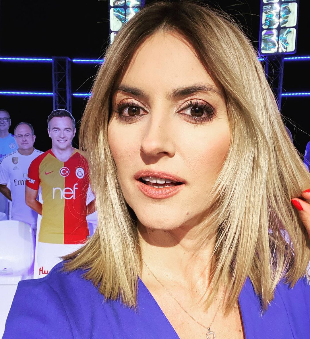 Karolina Szostak w krótkim bobie