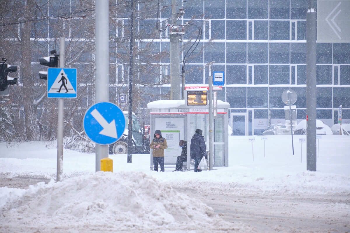Pasażerowie oczekujący na przystanku