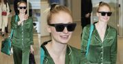 Zmęczona Sophie Turner wita się z fanami w atłasowej piżamce