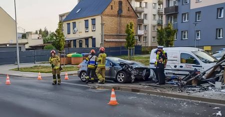 Z impetem uderzyła w ścianę. Wszystko na oczach strażaków