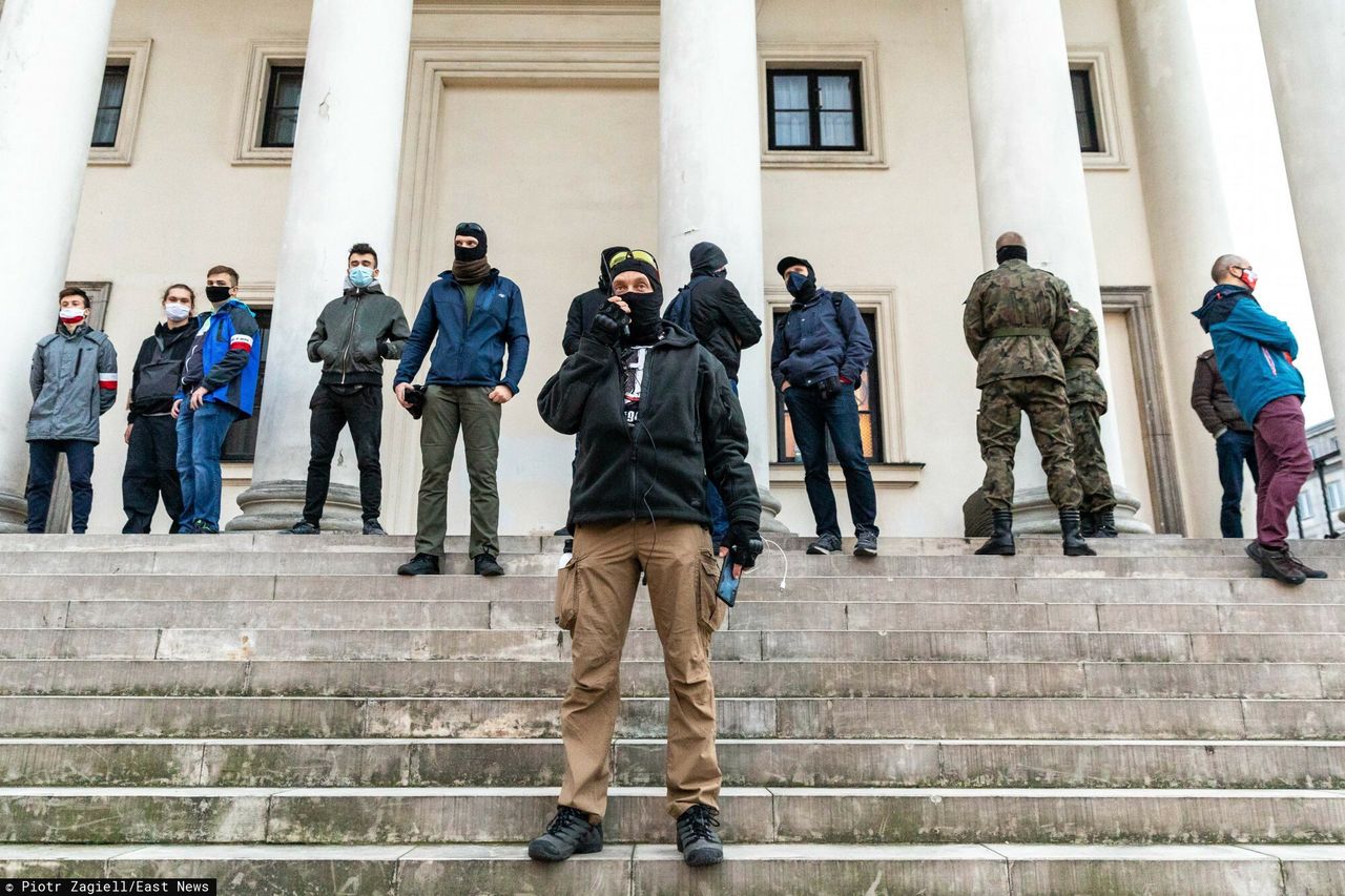 Śledcza warszawskiej prokuratury regionalnej Marta Choromańska została zauważona w grupie nacjonalistów stojących przed kościołem w Warszawie