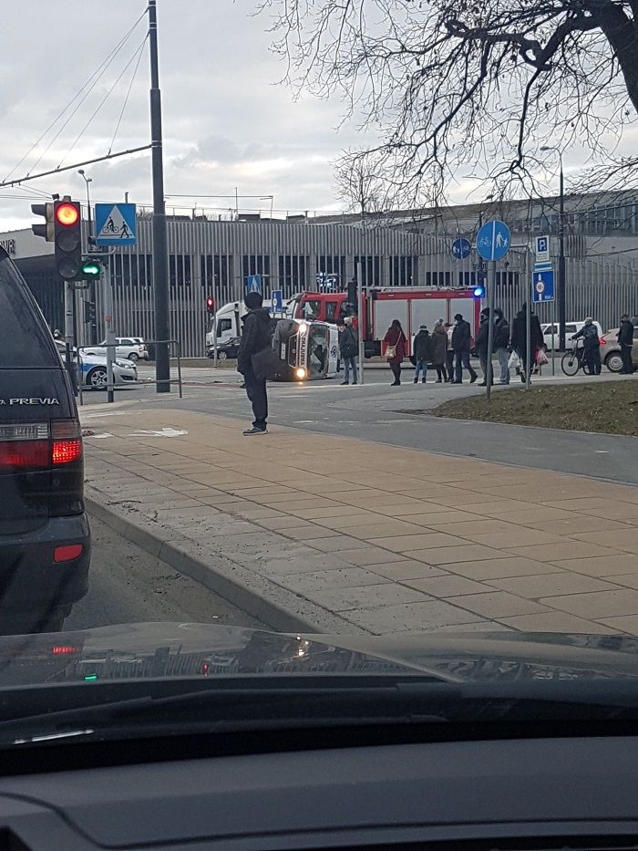 Karetka po zderzeniu z samochodem przewróciła się na bok | fot. czytelnik Wojtek