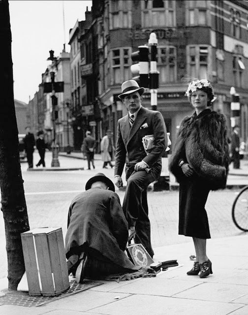 Mocne, czarno-białe fotografie uliczne z Londynu lat 30. i 40. 22