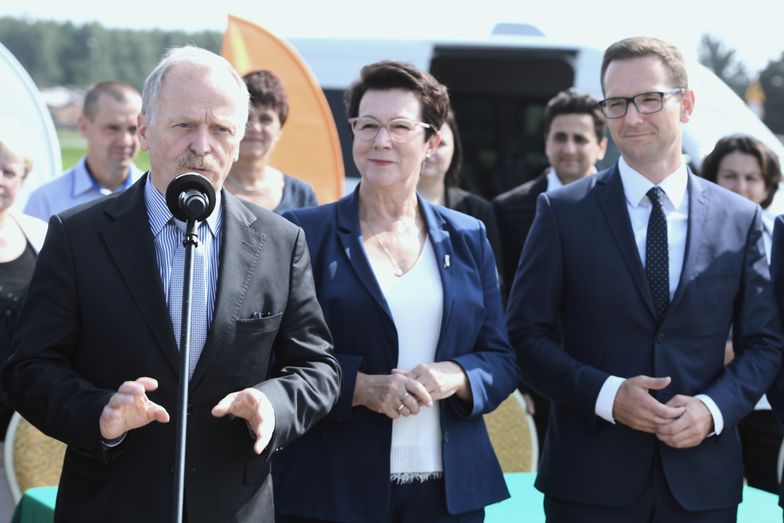 Wiceminister infrastruktury Marek Chodkiewicz, posłanka Anna Milczanowska i poseł Waldemar Buda podczas podpisania umowy na budowę odcinka "D" autostrady A1