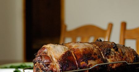 Pieczony udziec zrazowy dolny z jagnięciny australijskiej bez kości (mięso i tłuszcz)