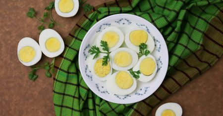 Jajka to nie wróg. Co wpływa na poziom cholesterolu? Dietetyczka wyjaśnia