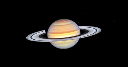 Czym są szprychy Saturna? Teleskop Hubble’a przybliża nas do odpowiedzi